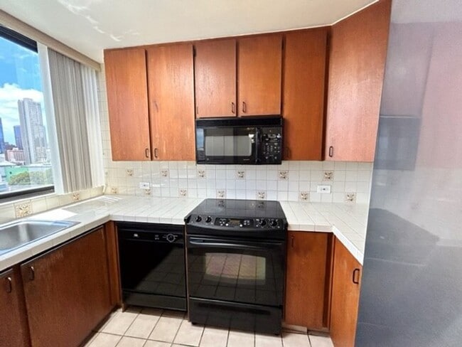 Building Photo - Beautiful & Convenient Punahou/Makiki 3-BR, 2-BA, 2-Parking