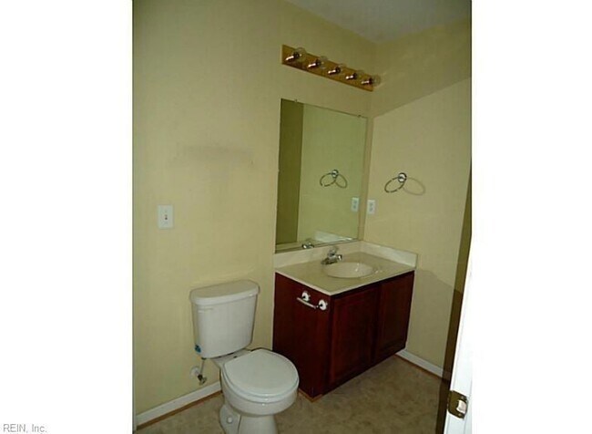 Building Photo - 2302 Westgate Cir