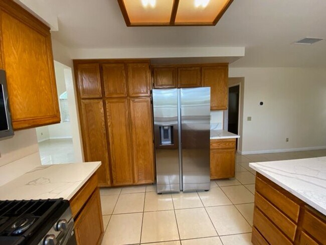 Building Photo - Spacious 4 bed/3 Bath in Oceanside!
