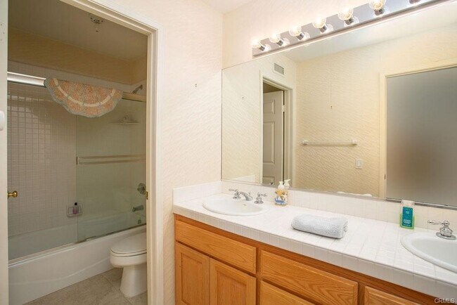 Building Photo - 3 Bedroom Condo For Lease in a gated commu...