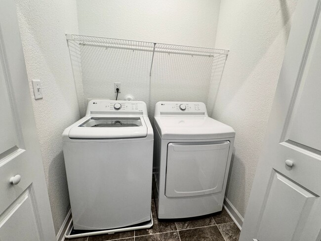Building Photo - Practically New & Available May 1st! Luxur...