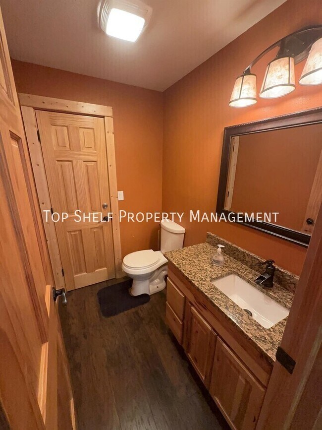 Building Photo - 332 NW Driftwood Dr