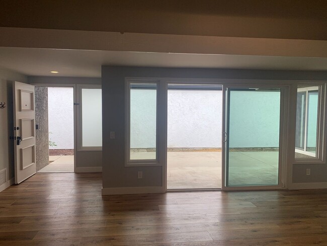 Building Photo - Updated and spacious single-story house on...