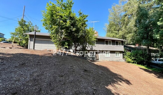 Building Photo - Spacious 4BD I 2BA Home w/ Separate Living...