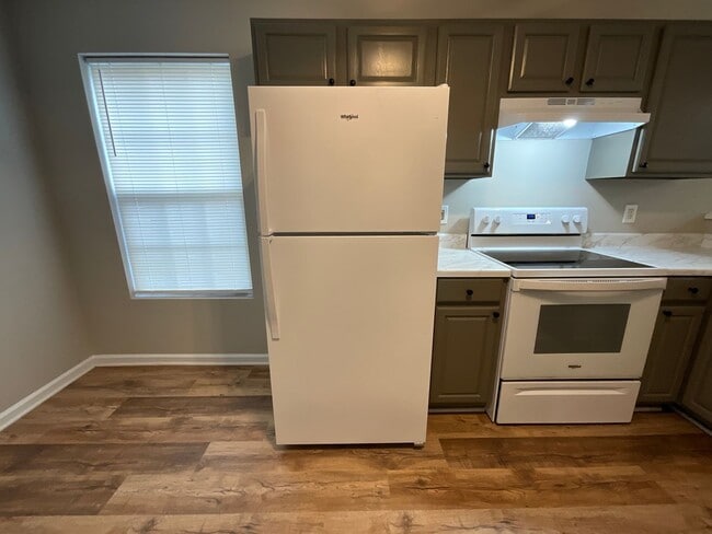 Building Photo - NE HIGH POINT! Newly renovated & painted 3...