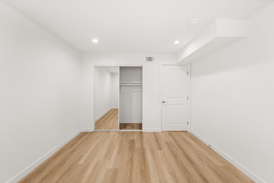 Building Photo - 4700 S Gramercy Pl
