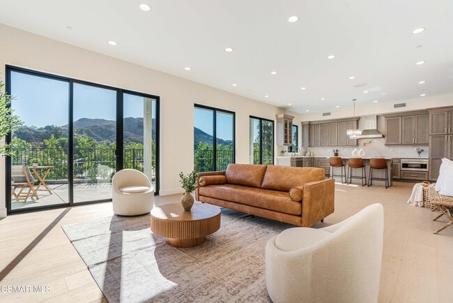 Building Photo - 252 Capri Dr