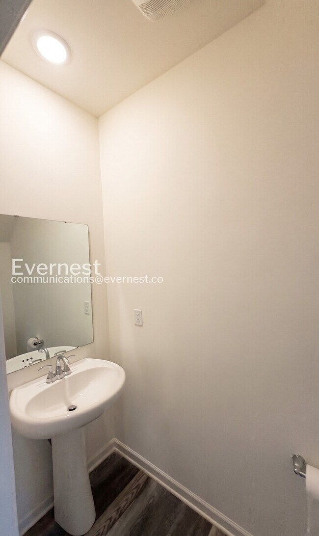 Building Photo - Limited Time Special Offer / 3 Bed/2.5 Bath Home with Garage / Pet-Friendly / Vouchers Accepted /...