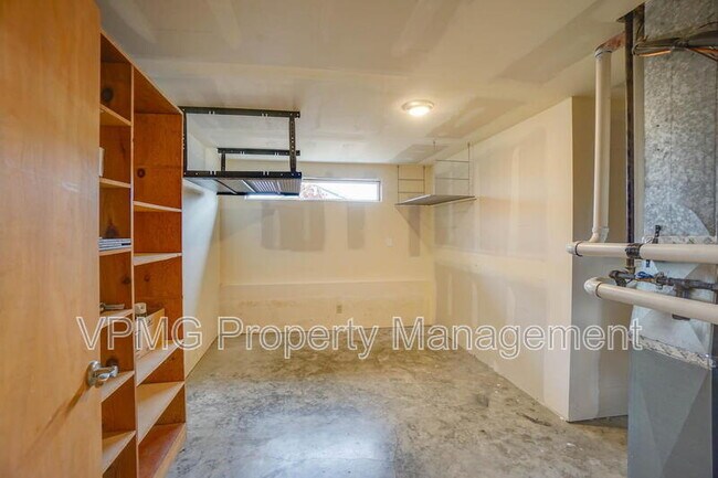 Building Photo - 6904 NE 70th St