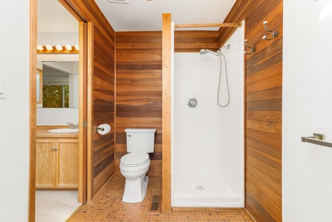 Building Photo - Charming Tri-Level Home in Ideal Location ...