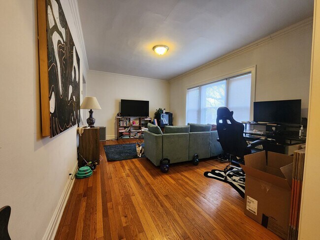 Building Photo - Spacious 2 Bed/1 Bath In Andersonville