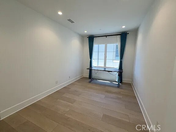 Building Photo - 160 Statura