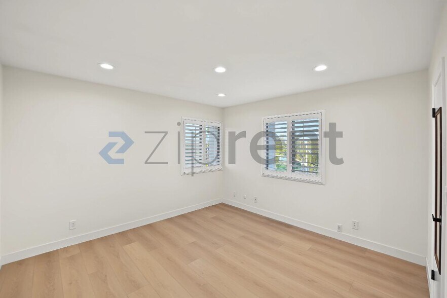 Building Photo - Unit
