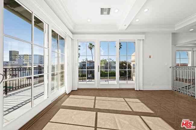 Building Photo - 816 S Catalina Ave