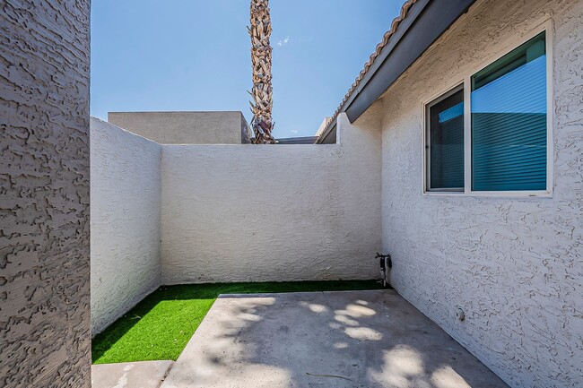 Building Photo - Central Phoenix Remodeled Townhome Oasis –...