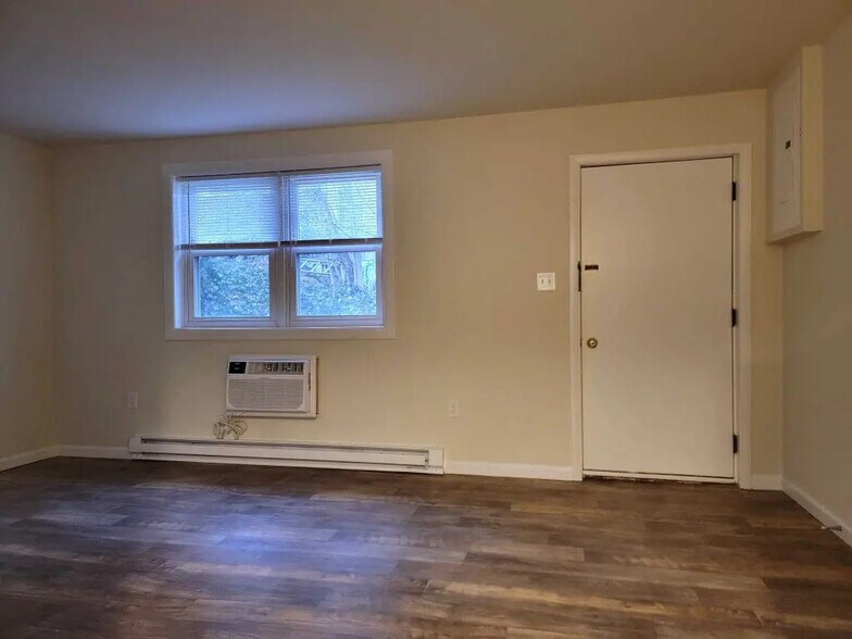 Building Photo - 675 E Main St