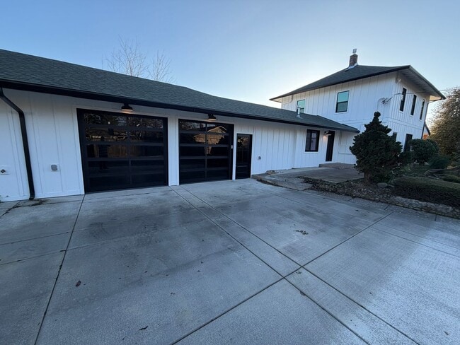 Building Photo - WAL2 - FULLY renovated 3 bed 1.5 bath on OAKWAY!