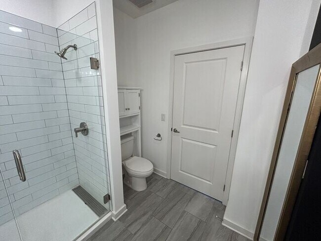 Building Photo - Beautiful 1-Bedroom Townhouse with Modern ...