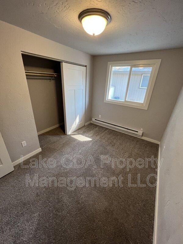 Building Photo - 1419 E Stiner Ave
