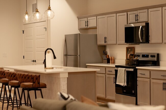 Building Photo - 1204 SW Franklin Dr