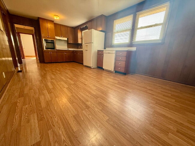 Building Photo - 3BR/2BA Home in Springfield surrounded by ...