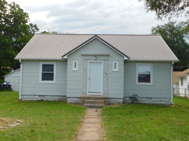 Primary Photo - 2 Bed 1 Bath House in El Dorado w/ Hardwoo...