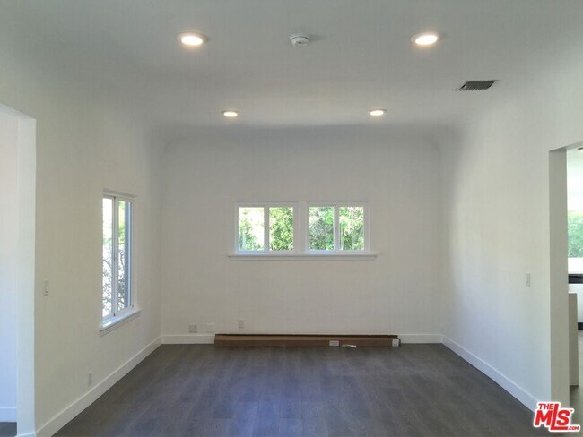 Building Photo - 8538 W Knl Dr