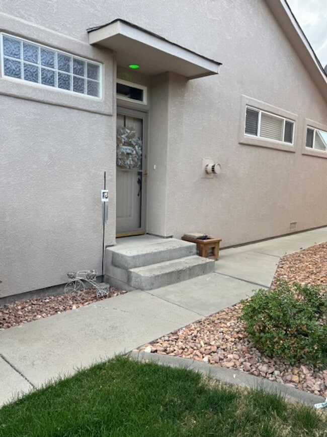 Building Photo - Bright & Spacious 2-Bed Townhome in great neighborhood with attached 2-car Garage!