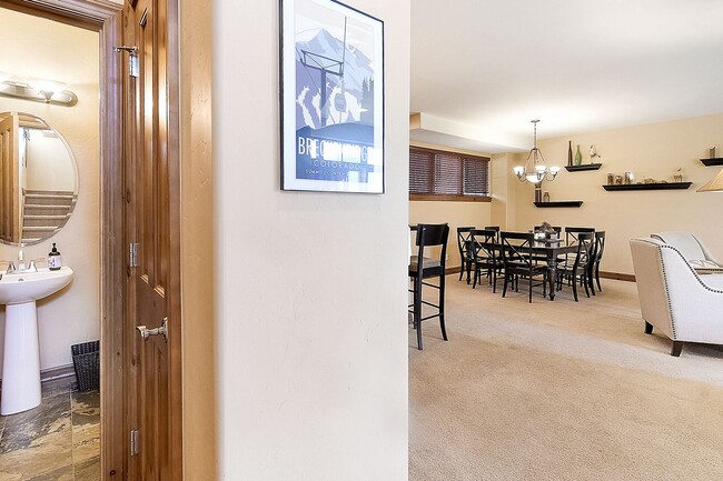 Building Photo - Beautiful townhome, ski shuttle, views, ut...