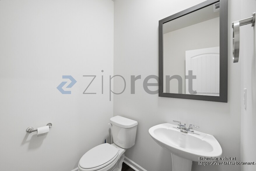 Building Photo - 2438 Bayberry St