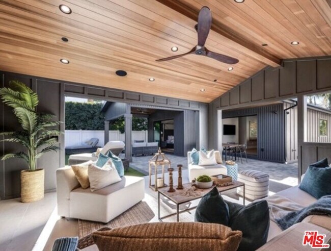 Building Photo - 622 N La Jolla Ave
