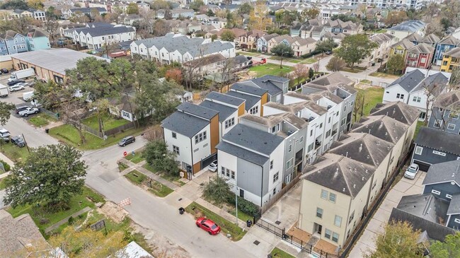 Building Photo - 602 W 28th St