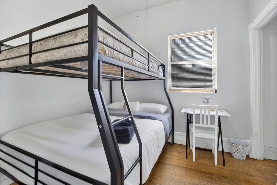 Building Photo - 1205 W Oakdale Ave