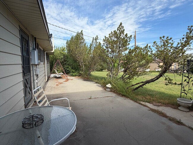 Building Photo - 2636 Hickory Dr