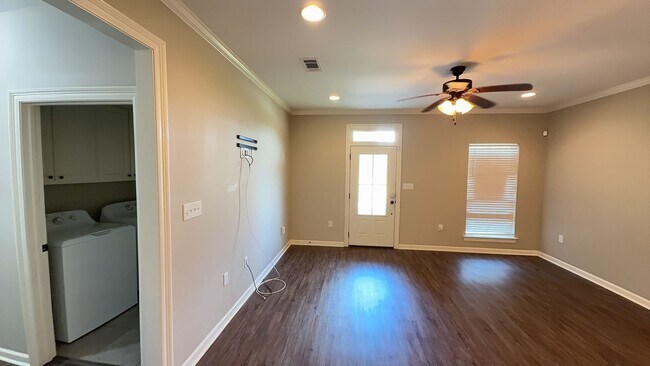 Building Photo - 3 Bedroom 2 Bath home located in coveted L...
