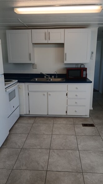 NICE KITCHEN - 7434 Hob Ln