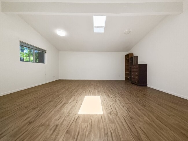 Building Photo - New Kitchen!! Beautiful family home w/extra room/close MS,Trader Joe's, and highway