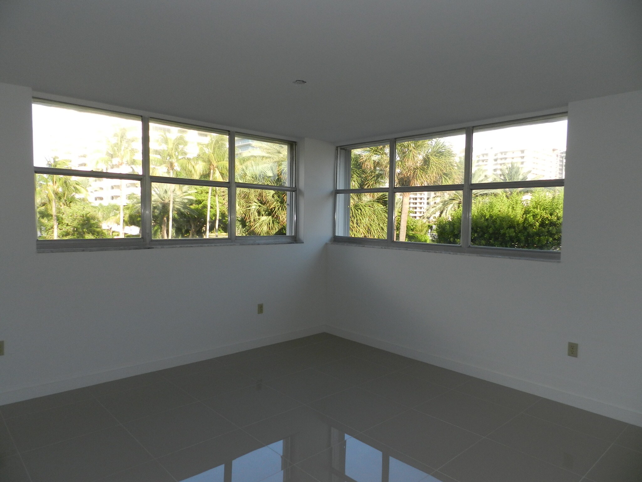 Building Photo - 10230 Collins Ave