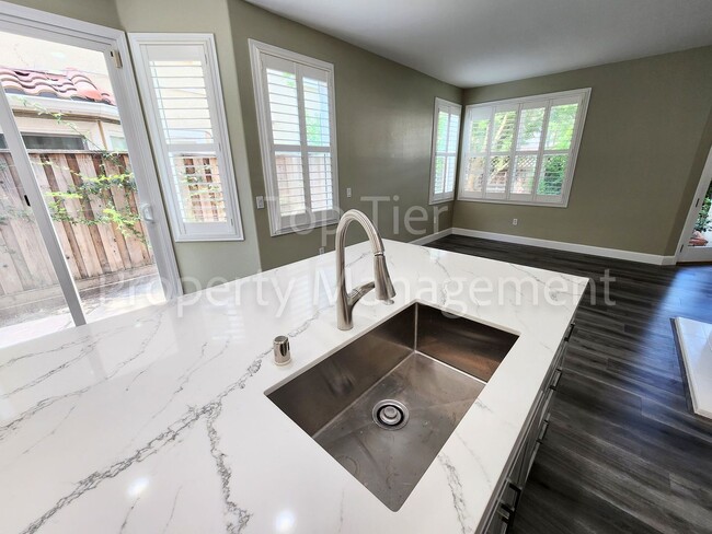 Building Photo - Stunning Newly Remodeled 4 bed / 2.5 bath ...