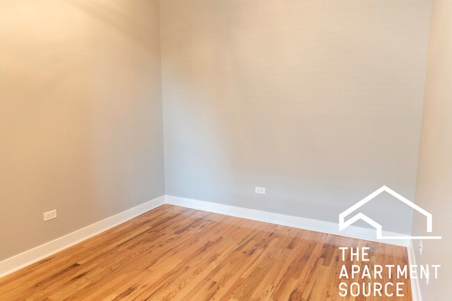 Building Photo - 1929 W Montrose Ave