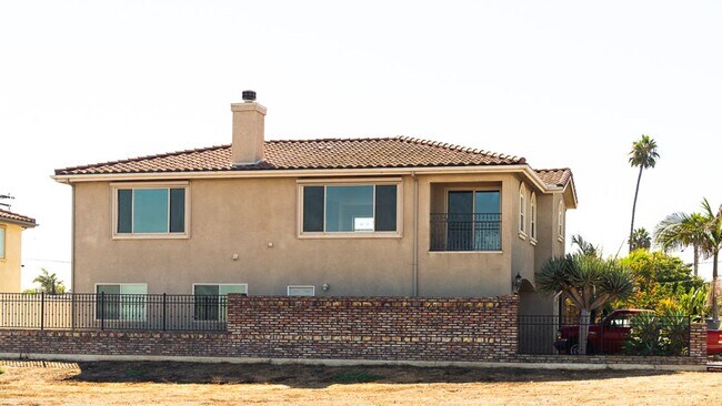 Building Photo - Huge Bay Front 3 Bed 2.5 Bath
