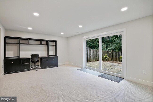 Building Photo - 165 E St NE