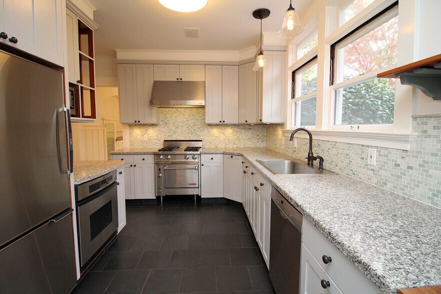 Building Photo - 816 NE Laurelhurst Pl