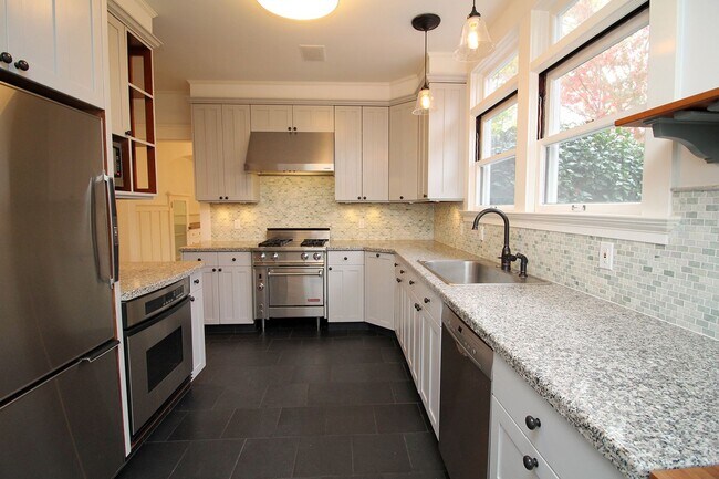 Building Photo - 803 NE Laurelhurst Pl