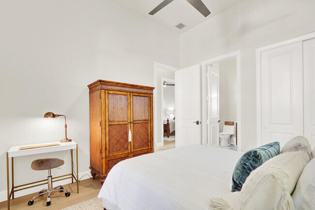 Building Photo - 528 Les Jardin Dr