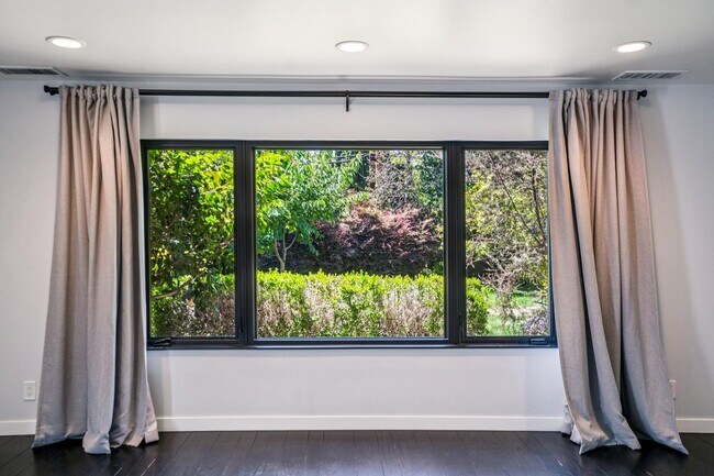 Building Photo - Renovated Linfield Oaks Retreat with Private Garden and Guest Studio