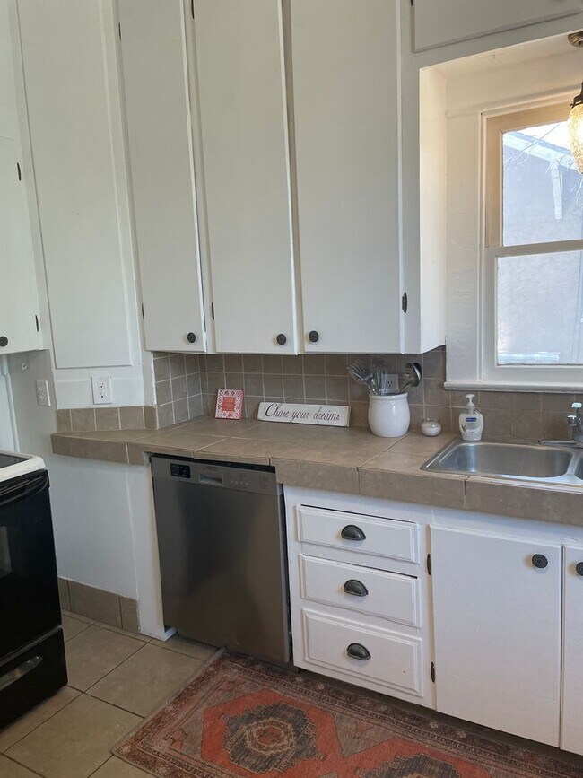 Building Photo - Great short term stay property! Nightly to monthly stays available!!