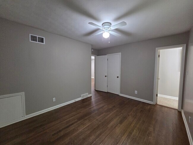 Building Photo - 4723 Wooddale Ave
