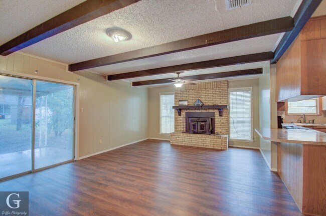 Building Photo - 4 bedroom 2 bathroom