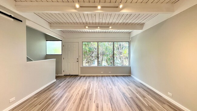 Building Photo - NEWLY RENOVATED 2 BED/2 BATH/2 PARKING - W...